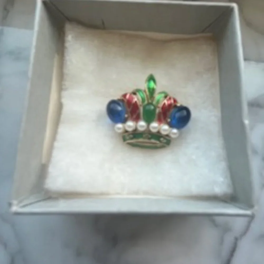 Trifari Vintage Crown Collectors Brooch - Picture 4 of 4